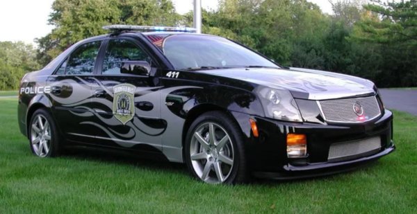 Първото поколение Cadillac CTS-V е перлата в короната на General Motors. Cadillac пуска серията V през 2003 г., за да се конкурира с BMW M и AMG на Mercedes-Benz. Предлаган или с доставена от Tremec ръчна трансмисия, или с 10-степенна автоматична трансмисия, разработена от Ford, CT5-V Blackwing има мощност от 668 конски сили.

Тъй като Cadillac се стреми към изцяло електрическа гама до 2030 г., е само въпрос на време V серията също да стане напълно електрическа. Най-мощният електрически автомобил на марката досега е Escalade IQ , който предлага 750 к.с. в настройката Velocity Max.
